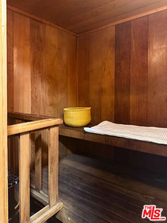 Image 19 of property listing at 11645 Montana Avenue 101, Los Angeles, CA 90049