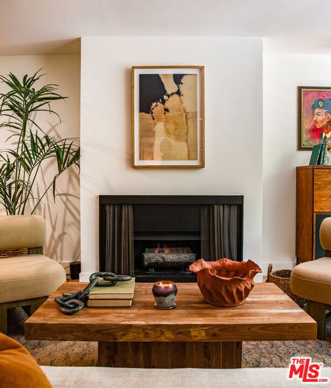 Image 2 of property listing at 11645 Montana Avenue 101, Los Angeles, CA 90049
