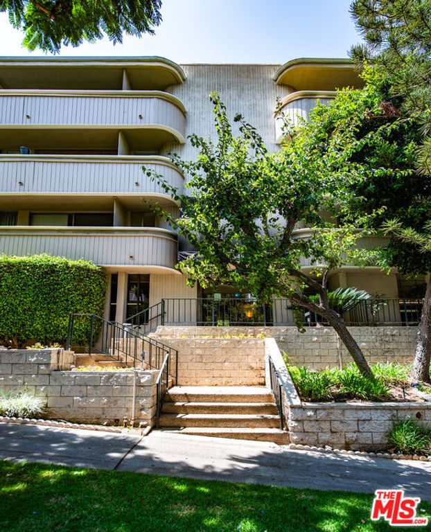 Image 21 of property listing at 11645 Montana Avenue 101, Los Angeles, CA 90049