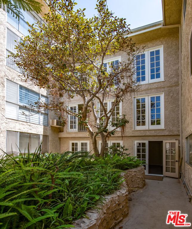 Image 22 of property listing at 11645 Montana Avenue 101, Los Angeles, CA 90049