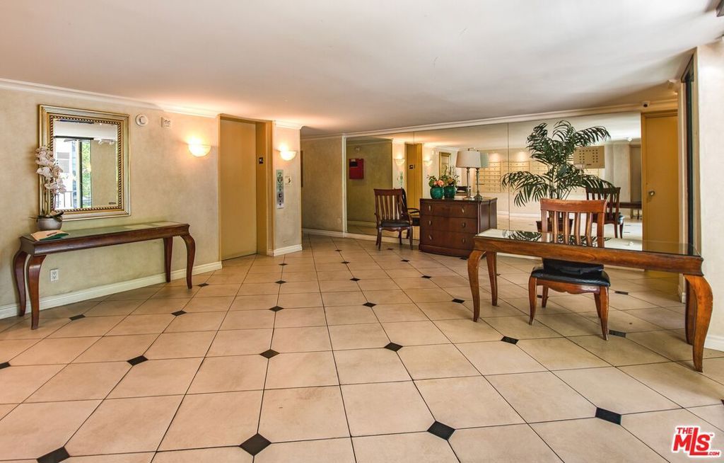 Image 23 of property listing at 11645 Montana Avenue 101, Los Angeles, CA 90049