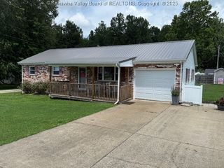 215 Ivywood Street, Eleanor, WV 25070