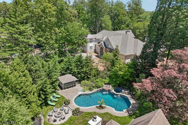 4 Holmehill Ln, Roseland Boro, NJ 07068