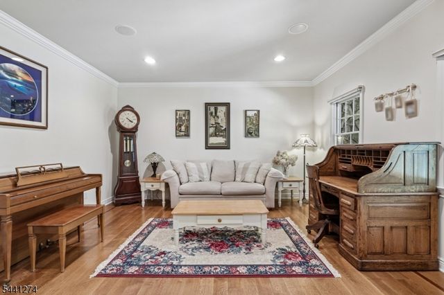 4 Holmehill Ln, Roseland Boro, NJ 07068