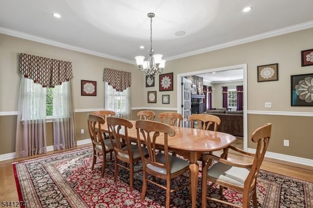 4 Holmehill Ln, Roseland Boro, NJ 07068