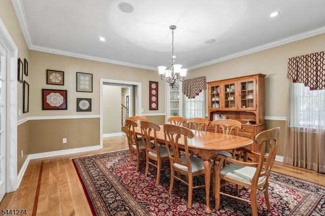 4 Holmehill Ln, Roseland Boro, NJ 07068