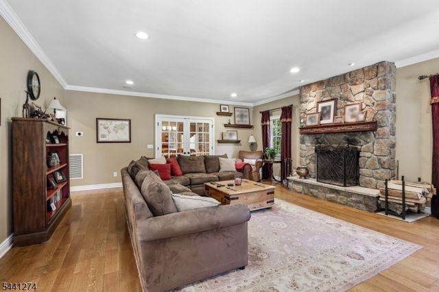 4 Holmehill Ln, Roseland Boro, NJ 07068