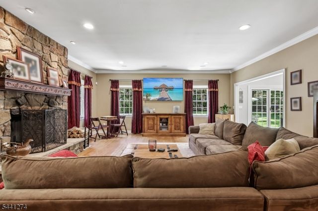 4 Holmehill Ln, Roseland Boro, NJ 07068