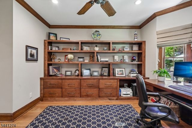 4 Holmehill Ln, Roseland Boro, NJ 07068