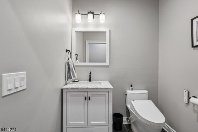 4 Holmehill Ln, Roseland Boro, NJ 07068