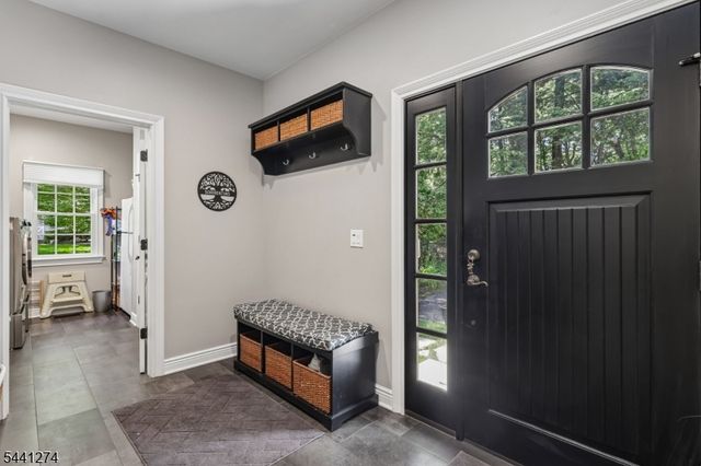 4 Holmehill Ln, Roseland Boro, NJ 07068