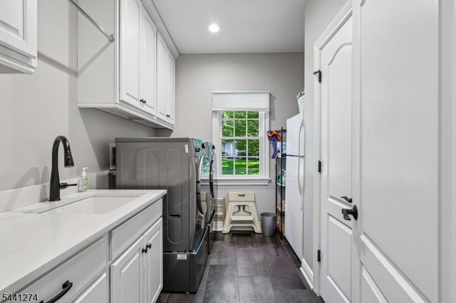 4 Holmehill Ln, Roseland Boro, NJ 07068