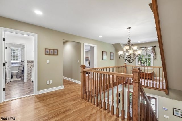 4 Holmehill Ln, Roseland Boro, NJ 07068