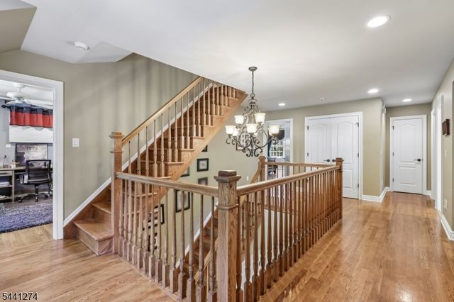 4 Holmehill Ln, Roseland Boro, NJ 07068