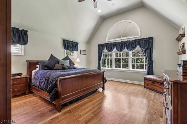 4 Holmehill Ln, Roseland Boro, NJ 07068