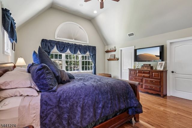 4 Holmehill Ln, Roseland Boro, NJ 07068