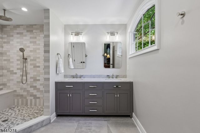 4 Holmehill Ln, Roseland Boro, NJ 07068