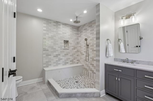 4 Holmehill Ln, Roseland Boro, NJ 07068
