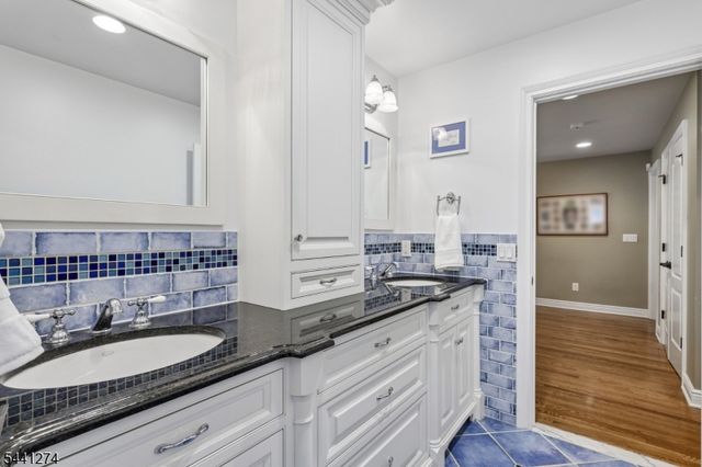 4 Holmehill Ln, Roseland Boro, NJ 07068