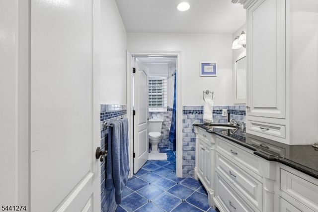 4 Holmehill Ln, Roseland Boro, NJ 07068