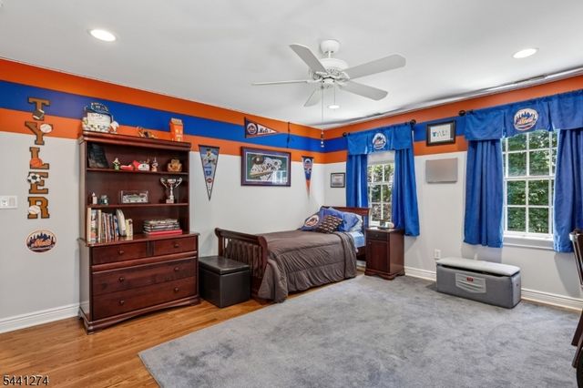 4 Holmehill Ln, Roseland Boro, NJ 07068