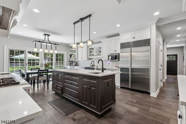 4 Holmehill Ln, Roseland Boro, NJ 07068