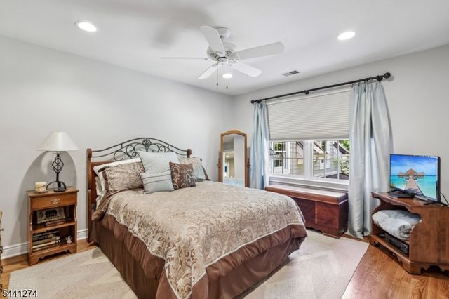 4 Holmehill Ln, Roseland Boro, NJ 07068