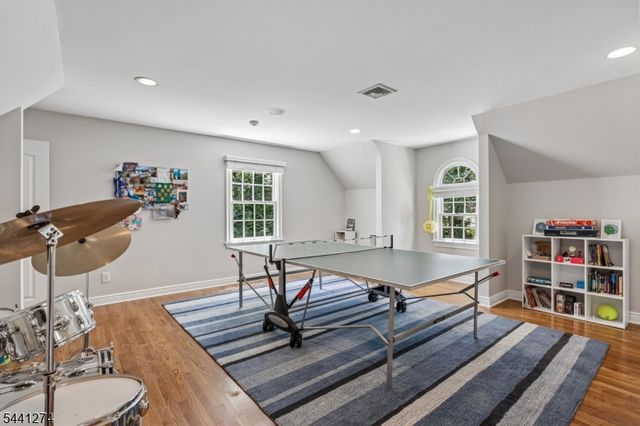 4 Holmehill Ln, Roseland Boro, NJ 07068
