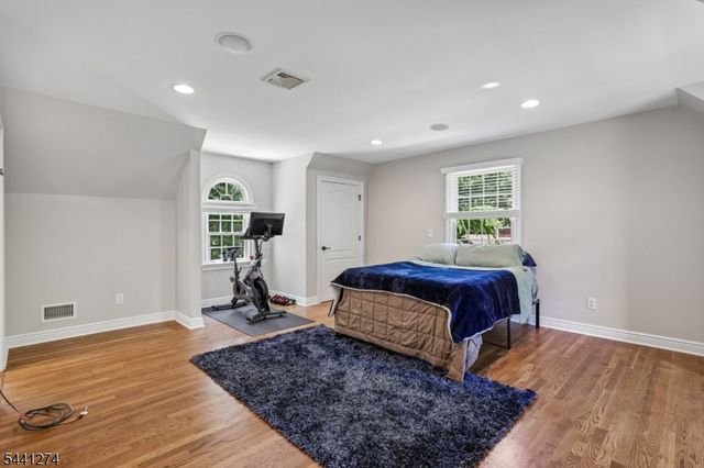 4 Holmehill Ln, Roseland Boro, NJ 07068