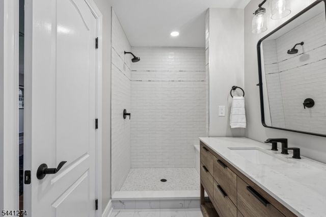 4 Holmehill Ln, Roseland Boro, NJ 07068