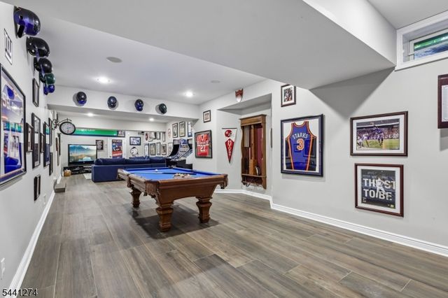 4 Holmehill Ln, Roseland Boro, NJ 07068