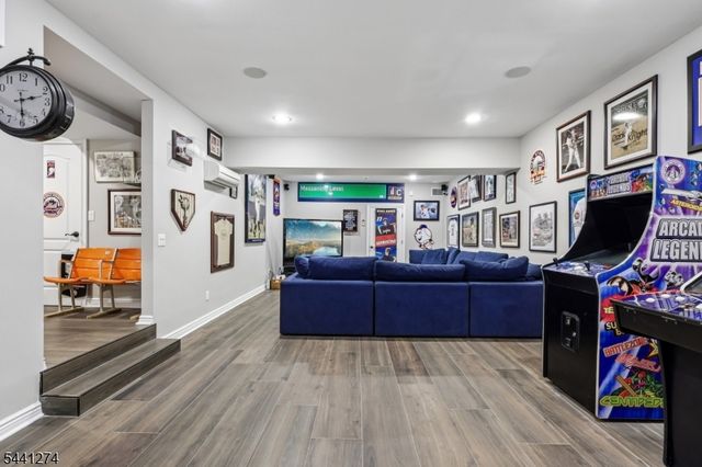 4 Holmehill Ln, Roseland Boro, NJ 07068