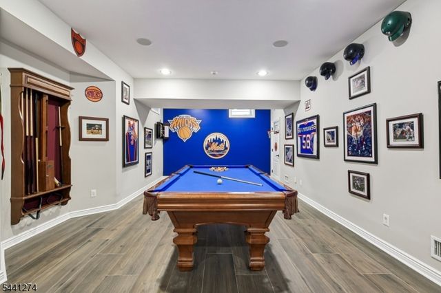 4 Holmehill Ln, Roseland Boro, NJ 07068