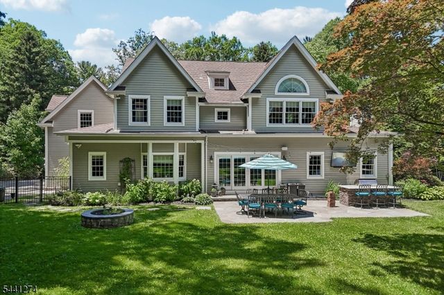 4 Holmehill Ln, Roseland Boro, NJ 07068