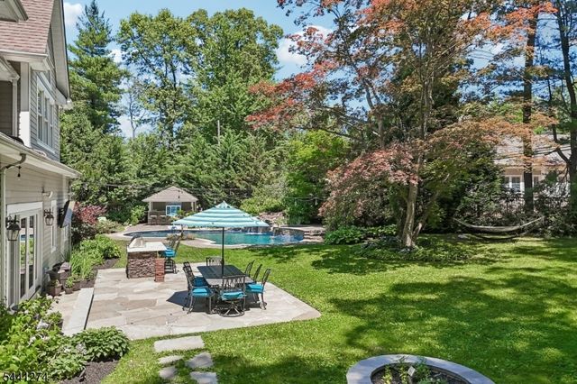 4 Holmehill Ln, Roseland Boro, NJ 07068