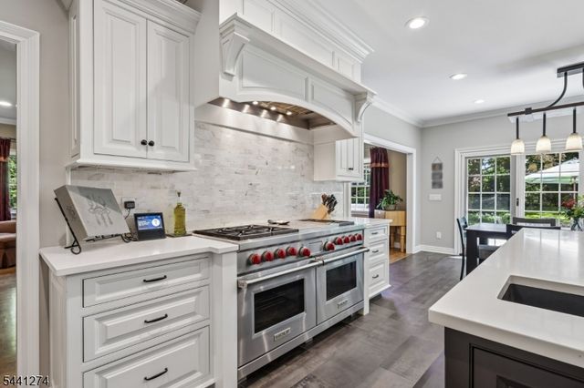 4 Holmehill Ln, Roseland Boro, NJ 07068