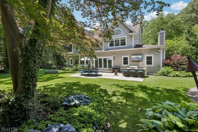 4 Holmehill Ln, Roseland Boro, NJ 07068