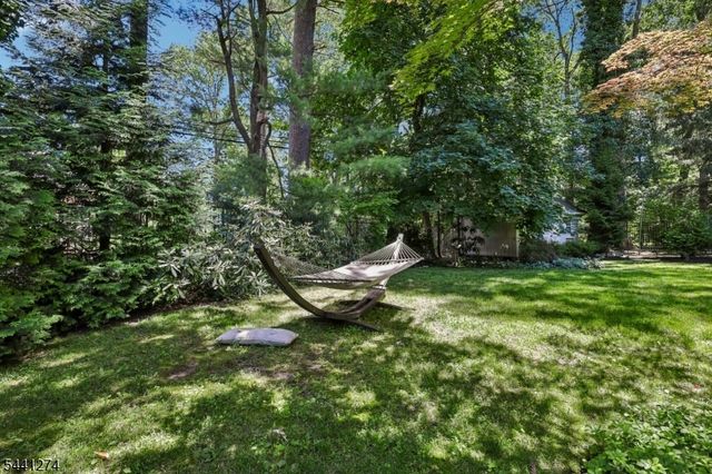 4 Holmehill Ln, Roseland Boro, NJ 07068
