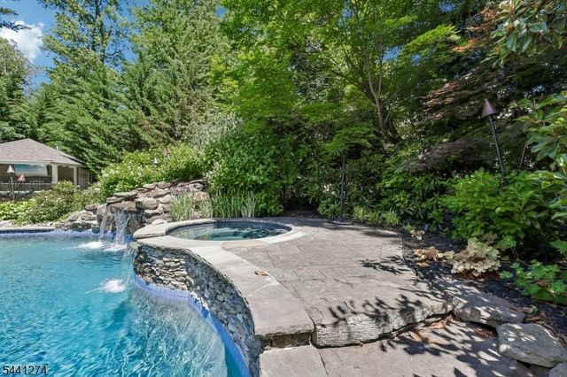 4 Holmehill Ln, Roseland Boro, NJ 07068