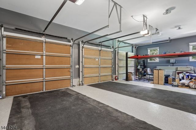 4 Holmehill Ln, Roseland Boro, NJ 07068