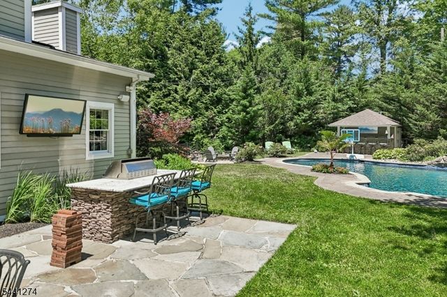 4 Holmehill Ln, Roseland Boro, NJ 07068