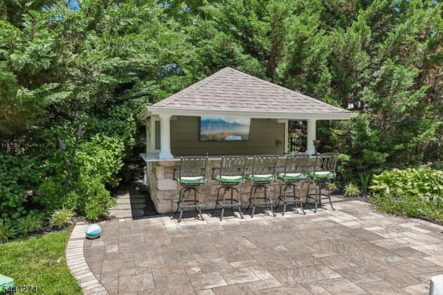 4 Holmehill Ln, Roseland Boro, NJ 07068
