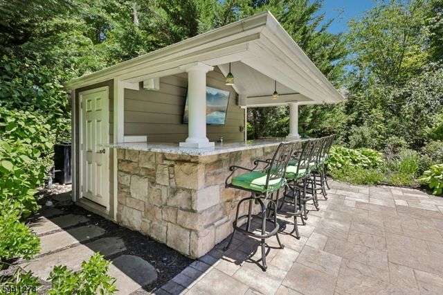 4 Holmehill Ln, Roseland Boro, NJ 07068