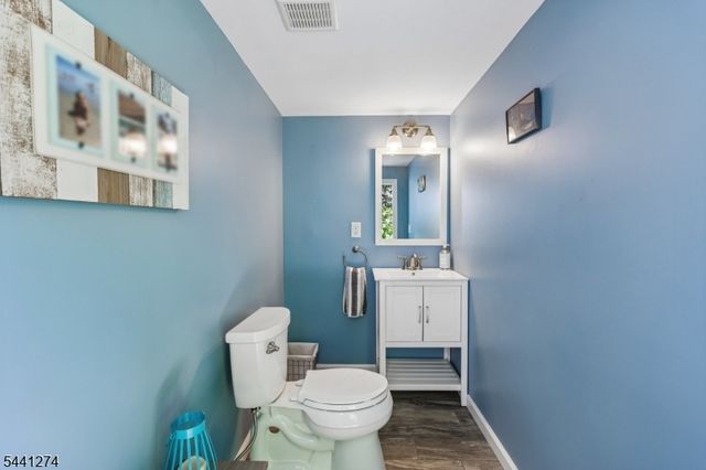 4 Holmehill Ln, Roseland Boro, NJ 07068