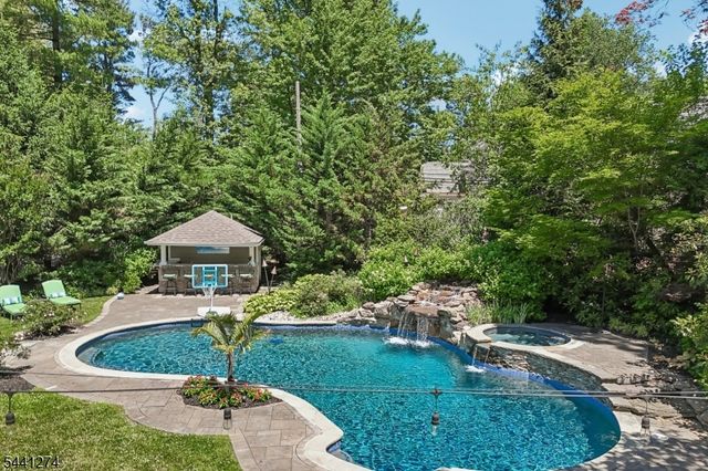 4 Holmehill Ln, Roseland Boro, NJ 07068