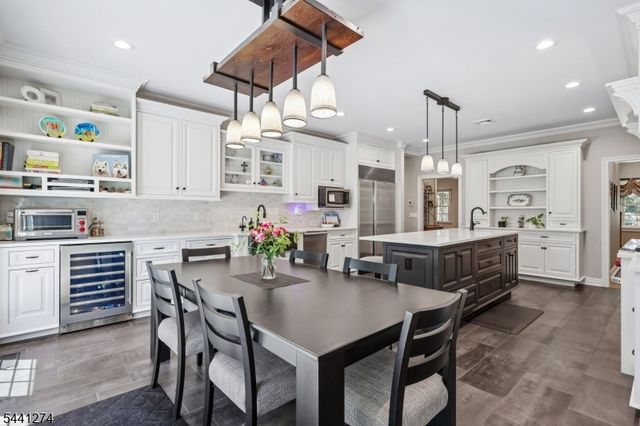 4 Holmehill Ln, Roseland Boro, NJ 07068