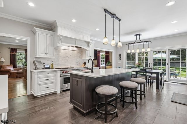 4 Holmehill Ln, Roseland Boro, NJ 07068