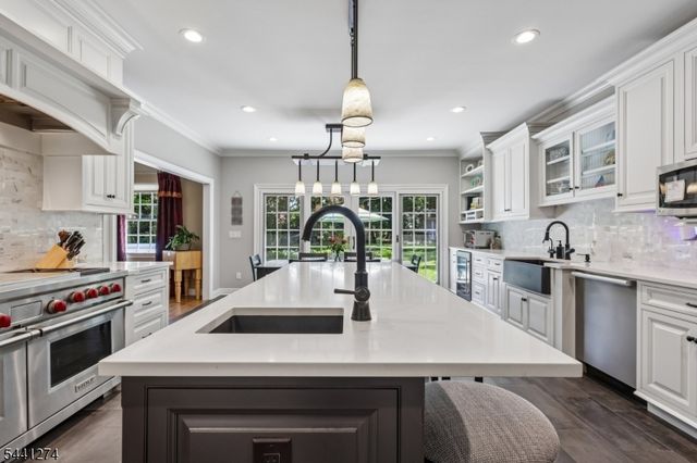 4 Holmehill Ln, Roseland Boro, NJ 07068