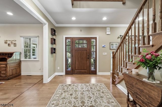 4 Holmehill Ln, Roseland Boro, NJ 07068