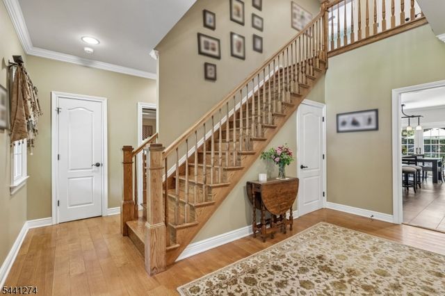 4 Holmehill Ln, Roseland Boro, NJ 07068